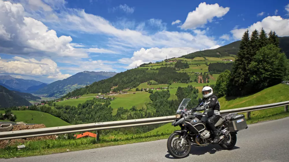 Motorrad auf der alten Gerlosstraße durch grüne Wiesenhänge